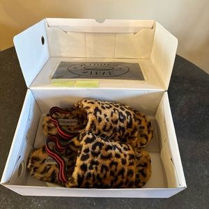 Synthetic upper
Sling back elastic strap
Open toe, 1 inch platform